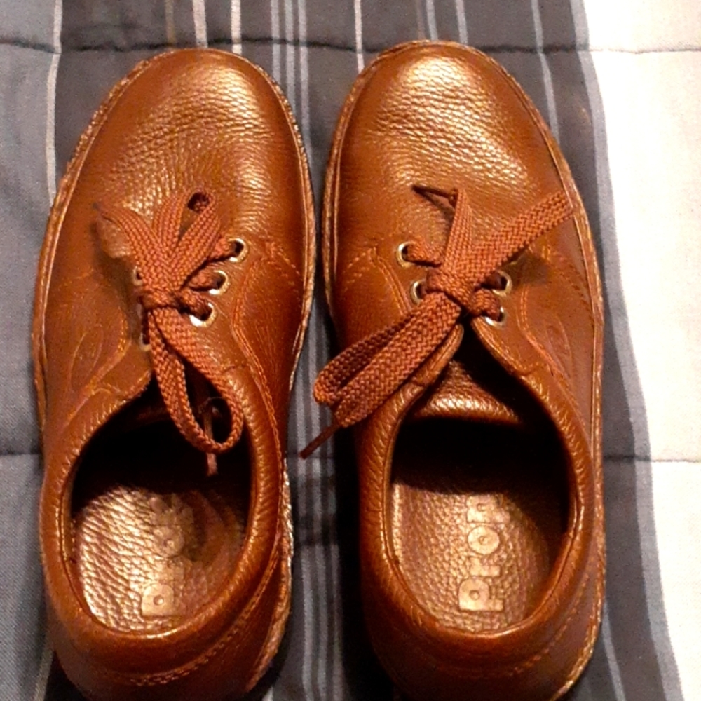 This is a nice pair of women's Propet leather walking shoes